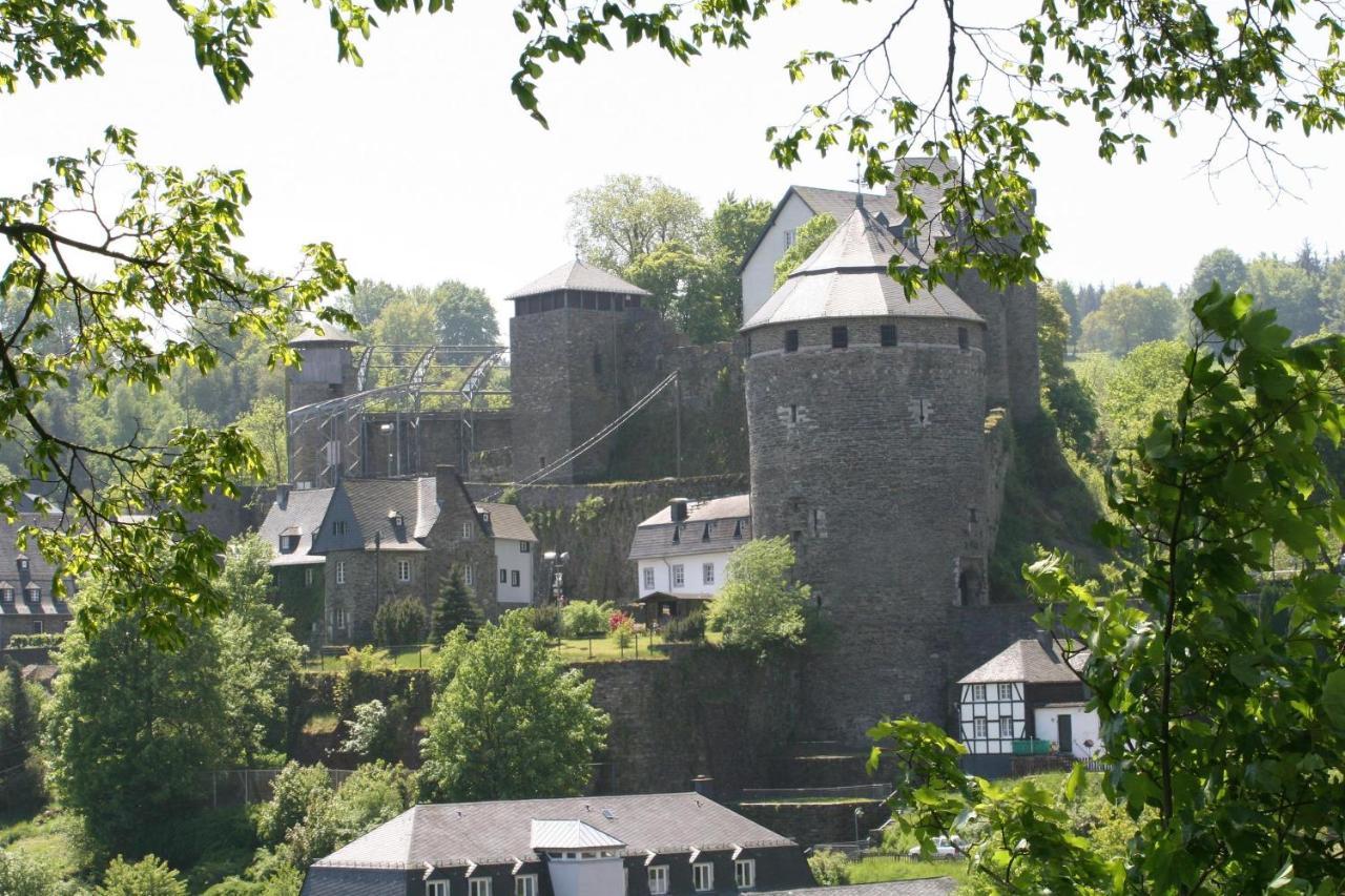 Ferienwohnung "Kunterbunt" Mit Burgblick Und Dachterrasse Monschau Dış mekan fotoğraf
